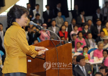 박근혜, 경로잔치 참석