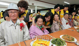 부산 적십자사, 어르신에 카네이션