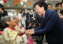 노인요양센터 방문한 한명숙 후보