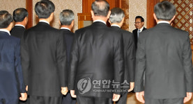 입장하는 李대통령
