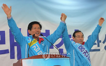 당원들에게 인사하는 김문수.홍건표 후보