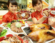 중국 베이징의 전통요리 베이징덕 최초 출시