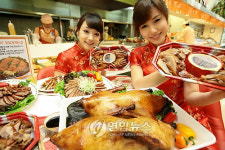 중국 베이징의 전통요리 베이징덕 최초 출시