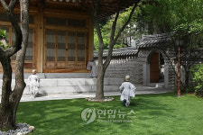 동자승들 상춘재에서 숨바꼭질