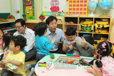 어린이집 찾은 오세훈 후보