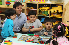 어린이집 찾은 오세훈 후보