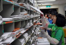 우편집중국, 부재자투표용지 발송으로 분주