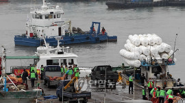 인천 연안부두에서 바닷가 대청소 운동