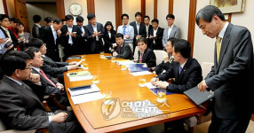회의장에 들어서는 한은 부총재