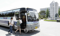 부재자 투표소로 가는 대학 버스