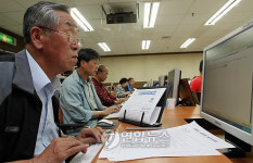 돋보기 너머 인터넷 세상으로