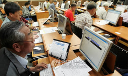 돋보기 너머 인터넷 세상으로