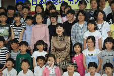 기념촬영하는 日 총리 부인