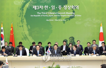이 대통령 한일중 정상회의 주재