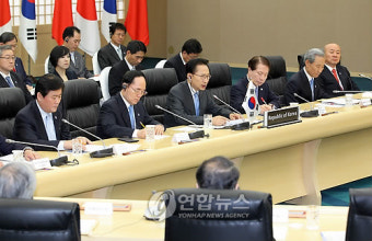 이 대통령 한일중 정상회의 주재