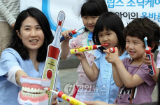 어린이용 음파전동칫솔로 치카 치카