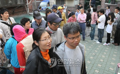 투표 순서 기다리는 시민들