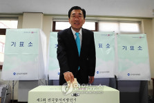투표하는 안상수 후보