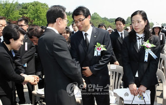 李대통령 천안함 유족대표 격려