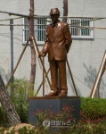 통영에 꽃의 시인 김춘수 동상 건립