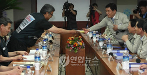 현대차노조위원장 첫 교섭 회사대표에 책선물