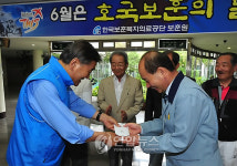 이재오 위원장, 참전용사 미망인 위로