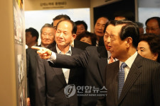기록전시관 찾은 김영삼 전 대통령