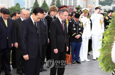 MB, 유엔묘역 참배..현직대통령 44년만에 방문