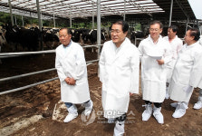 포천 구제역 피해 농장 방문한 장태평 장관