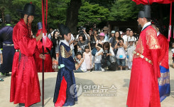 세자와 인사하는 왕과 비