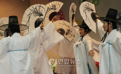 한량무 추는 어르신들