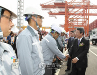 공사관계자 격려하는 정 총리