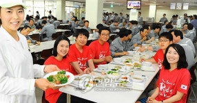 (주)현대그린푸드 현대중공업사내양식당 | 현대중공업 '16강 진출기념' 돼지 600마리 점심특식