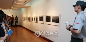 미술관에 나타난 이준기 이병