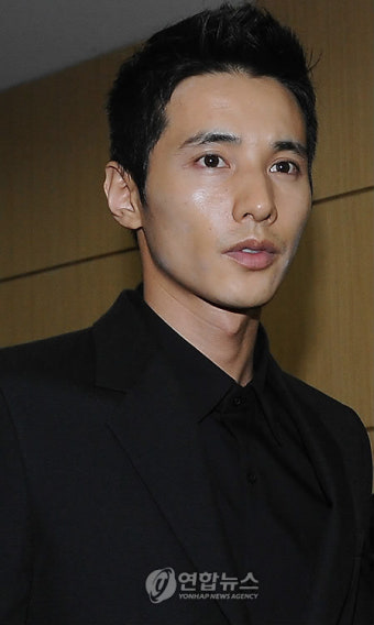 원빈, 고 박용하씨 빈소 조문