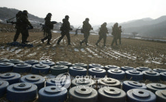 軍모형지뢰에 농기계 파손..보상에 6개월 분통
