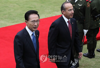 환영식장 나서는 한.멕시코 정상