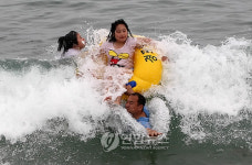 파도 즐기는 경포 해변의 피서객들