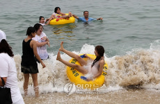 파도 즐기는 경포 해변의 피서객들