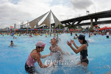 물 만난 어린이들