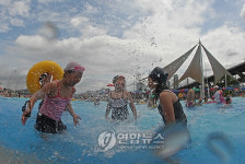 물 만난 어린이들