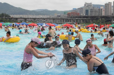물 만난 어린이들