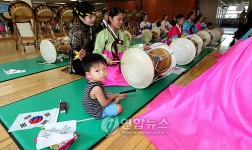 장구 배우는 다문화 가족
