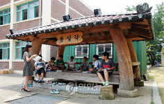 무더위엔 원두막 교실이 최고