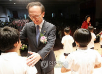 하나원 어린이 격려하는 현인택 장관