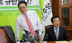 영포게이트 웃음짓는 민주당