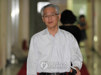 집무실 나서는 김유환 정무실장