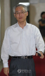 집무실 나서는 김유환 정무실장