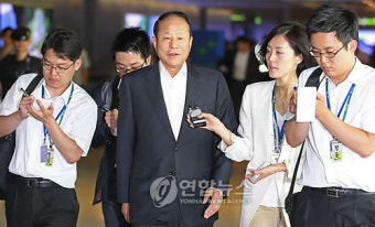 질문에 답하는 이상득 전 국회부의장