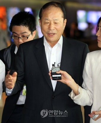 질문에 답하는 이상득 전 국회부의장